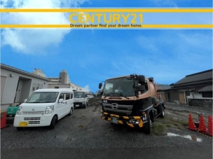 ■■駐車場■■
ファミリーカーの需要が多い中、駐車場も確保いたしました。マンションとは違う敷地内駐車。ご主人様のお車のお手入れにも気合が入りますね。 駐車場