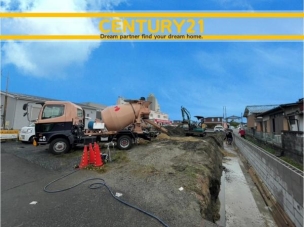 ■現地写真■
閑静な住宅街に誕生した新築戸建て!
落ち着いた住環境で、子育て世帯にも安心。静かで長く安心して暮らしやすい住環境です。 飯塚市堀池 1号棟 全2棟 外観