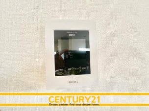 ■■カラーTVモニターホン■■外出中も来訪者をカラー画面と音声でしっかり録画します。在宅時にも鮮明なモニターでしっかり相手を確認できます!防犯のスタート、安心の一歩は玄関からですね。 同仕様写真(内観)