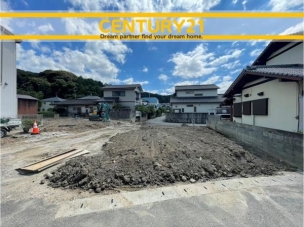 ■現地写真■
閑静な住宅街に誕生した新築戸建て!
落ち着いた住環境で、子育て世帯にも安心。静かで長く安心して暮らしやすい住環境です。 篠栗町乙犬10期 全1棟 外観