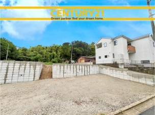 ■現地写真■
閑静な住宅街に誕生した新築戸建て!
落ち着いた住環境で、子育て世帯にも安心。静かで長く安心して暮らしやすい住環境です。 飯塚市西町3期 2号棟 全2棟 外観