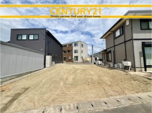 ■現地写真■
閑静な住宅街に誕生した新築戸建て!
落ち着いた住環境で、子育て世帯にも安心。静かで長く安心して暮らしやすい住環境です。 粕屋町内橋東3丁目1期 全1棟 外観