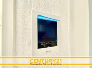 ■■カラーTVモニターホン■■外出中も来訪者をカラー画面と音声でしっかり録画します。在宅時にも鮮明なモニターでしっかり相手を確認できます!防犯のスタート、安心の一歩は玄関からですね。 同仕様写真(内観)