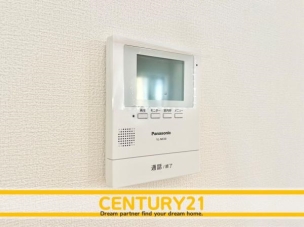 ■■カラーTVモニターホン■■外出中も来訪者をカラー画面と音声でしっかり録画します。在宅時にも鮮明なモニターでしっかり相手を確認できます!防犯のスタート、安心の一歩は玄関からですね。 同仕様写真(内観)