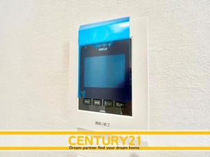 ■■カラーTVモニターホン■■外出中も来訪者をカラー画面と音声でしっかり録画します。在宅時にも鮮明なモニターでしっかり相手を確認できます!防犯のスタート、安心の一歩は玄関からですね。 同仕様写真(内観)