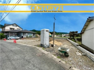 ■現地写真■
閑静な住宅街に誕生した新築戸建て!
落ち着いた住環境で、子育て世帯にも安心。静かで長く安心して暮らしやすい住環境です。 北九州市八幡西区町上津役東1丁目 9号棟 全2棟 外観