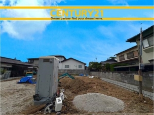 ■現地写真■
閑静な住宅街に誕生した新築戸建て!
落ち着いた住環境で、子育て世帯にも安心。静かで長く安心して暮らしやすい住環境です。 飯塚市下三緒 21号棟 全2棟 外観