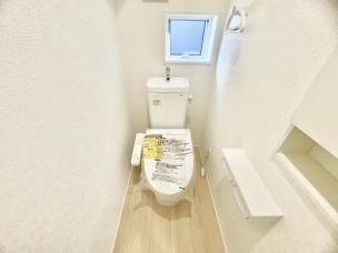 ■■Toilet■■
清潔な空間を保ちたいトイレはオフホワイトでまとめました。毎日使う場所だからこそお手入れも楽々にできる機能が搭載されております。汚れが付着しにくい便器はお掃除も楽々です。 トイレ