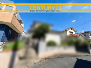 ■現地写真■建築条件なし~お好きなハウスメーカーで建築可能~
閑静な住宅街!
長く安心して暮らしやすい落ち着いた住環境です。
現地写真は、CGで画像加工して更地の状態を再現しています 現地土地写真