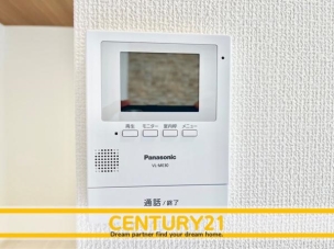 ■■カラーTVモニターホン■■外出中も来訪者をカラー画面と音声でしっかり録画します。在宅時にも鮮明なモニターでしっかり相手を確認できます!防犯のスタート、安心の一歩は玄関からですね。 同仕様写真(内観)