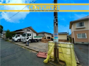 ■■駐車場■■
ファミリーカーの需要が多い中、駐車場も確保いたしました。マンションとは違う敷地内駐車。ご主人様のお車のお手入れにも気合が入りますね。 駐車場