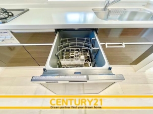 ■■食器洗浄乾燥機■■家事の最も強い味方の一つ…ビルトイン型の食器洗浄乾燥機。手洗いでは落ちない汚れも高温・高圧ですっきり。お片付けの時間を短縮してくれるのも嬉しいですね。 同仕様写真(内観)