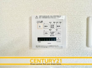 ■■浴室乾燥機■■浴室は湿気が多く結露が発生しやすい場所。換気・乾燥機能によって、湿気を抑え、カビや結露の発生も少なくなり、掃除の手間を省くこともできるでしょう。 同仕様写真(内観)