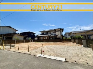 ■現地写真■
閑静な住宅街!
落ち着いた住環境で、子育て世帯にも安心。静かで長く安心して暮らしやすい住環境です。 古賀市駅東5丁目 全1棟 外観