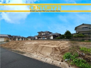 ■現地写真■
閑静な住宅街に誕生した新築戸建て!
落ち着いた住環境で、子育て世帯にも安心。静かで長く安心して暮らしやすい住環境です。 飯塚市弁分10期 2号棟 全2棟 外観