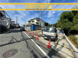 ■■駐車場■■
ファミリーカーの需要が多い中、駐車場も確保いたしました。マンションとは違う敷地内駐車。ご主人様のお車のお手入れにも気合が入りますね。 駐車場
