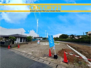 ■現地写真■
閑静な住宅街に誕生した新築戸建て!
落ち着いた住環境で、子育て世帯にも安心。静かで長く安心して暮らしやすい住環境です。 飯塚市弁分11期 全1棟 外観