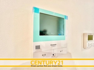 ■■カラーTVモニターホン■■外出中も来訪者をカラー画面と音声でしっかり録画します。在宅時にも鮮明なモニターでしっかり相手を確認できます!防犯のスタート、安心の一歩は玄関からですね。 同仕様写真(内観)