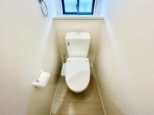 ■■Toilet■■
清潔な空間を保ちたいトイレはオフホワイトでまとめました。毎日使う場所だからこそお手入れも楽々にできる機能が搭載されております。汚れが付着しにくい便器はお掃除も楽々です。 トイレ