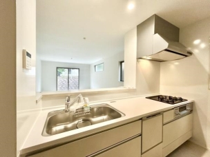 ■■浄水器付シャワー切替水栓■■浄水器がカルキその他を除去。美味しい水を提供してくれます。ヘッドはシャワーや浄水に切り替え可能でノズルが延びる可動式。キッチン作業が楽しくなりますね。 キッチン