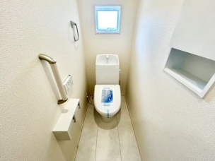 ■■Toilet■■
清潔な空間を保ちたいトイレはオフホワイトでまとめました。毎日使う場所だからこそお手入れも楽々にできる機能が搭載されております。汚れが付着しにくい便器はお掃除も楽々です。 トイレ