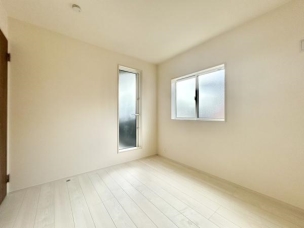■■居室■■
各居室ごとにデザイン性のある窓を配置しました。壁面にはデスクやベット等の家具を置きやすいように高さや位置にも配慮しました。自分だけのお気に入りの空間を是非ご体感下さい。 洋室