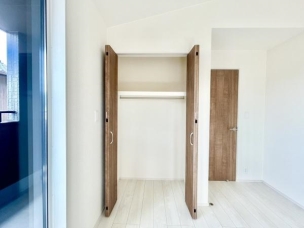 ■■closet■■
クローゼットはスーツ類から丈の長いコート類まで何でも収納できる便利なスペースです。衣装ケースと併用することでセーター類なども収納でき自分だけのスペースにカスタマイズできます。 収納
