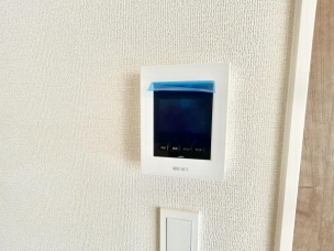 ■■カラーTVモニターホン■■外出中も来訪者をカラー画面と音声でしっかり録画します。在宅時にも鮮明なモニターでしっかり相手を確認できます!防犯のスタート、安心の一歩は玄関からですね。 その他内観