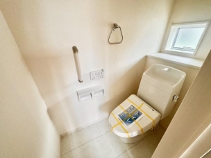 ■■Toilet■■
清潔な空間を保ちたいトイレはオフホワイトでまとめました。毎日使う場所だからこそお手入れも楽々にできる機能が搭載されております。汚れが付着しにくい便器はお掃除も楽々です。 トイレ