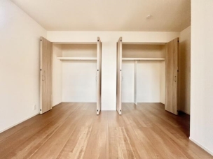 ■■closet■■
クローゼットはスーツ類から丈の長いコート類まで何でも収納できる便利なスペースです。衣装ケースと併用することでセーター類なども収納でき自分だけのスペースにカスタマイズできます。 収納