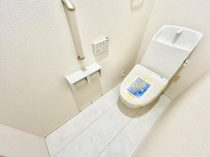 ■■Toilet■■
清潔な空間を保ちたいトイレはオフホワイトでまとめました。毎日使う場所だからこそお手入れも楽々にできる機能が搭載されております。汚れが付着しにくい便器はお掃除も楽々です。 トイレ