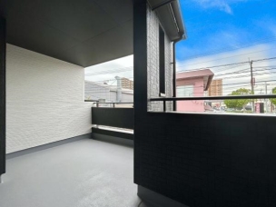 ■■開放感感じるバルコニー■■
頬をなでる優しい風を感じることが出来るバルコニー。つい深呼吸をしたくなる気持ちの良い場所はこのお部屋の自慢です。お洗濯物を干すスペースとしても十分な広さがあります。 バルコニー