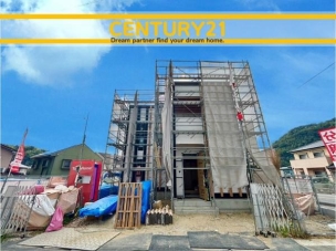 ■現地写真■
閑静な住宅街に誕生した新築戸建て!
落ち着いた住環境で、子育て世帯にも安心。静かで長く安心して暮らしやすい住環境です。 福津市内殿 1号棟 全3棟 外観