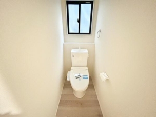 ■■Toilet■■
清潔な空間を保ちたいトイレはオフホワイトでまとめました。毎日使う場所だからこそお手入れも楽々にできる機能が搭載されております。汚れが付着しにくい便器はお掃除も楽々です。 トイレ