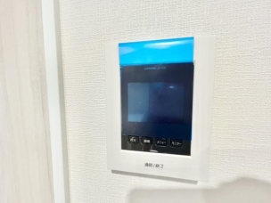 ■■カラーTVモニターホン■■外出中も来訪者をカラー画面と音声でしっかり録画します。在宅時にも鮮明なモニターでしっかり相手を確認できます!防犯のスタート、安心の一歩は玄関からですね。 その他内観