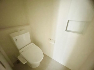 ■■Toilet■■
清潔な空間を保ちたいトイレはオフホワイトでまとめました。毎日使う場所だからこそお手入れも楽々にできる機能が搭載されております。汚れが付着しにくい便器はお掃除も楽々です。 トイレ