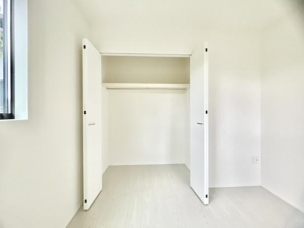 ■■closet■■
クローゼットはスーツ類から丈の長いコート類まで何でも収納できる便利なスペースです。衣装ケースと併用することでセーター類なども収納でき自分だけのスペースにカスタマイズできます。 収納