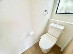 ■■Toilet■■
清潔な空間を保ちたいトイレはオフホワイトでまとめました。毎日使う場所だからこそお手入れも楽々にできる機能が搭載されております。汚れが付着しにくい便器はお掃除も楽々です。 トイレ