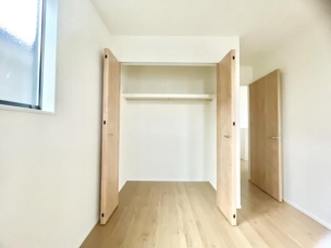 ■■closet■■
クローゼットはスーツ類から丈の長いコート類まで何でも収納できる便利なスペースです。衣装ケースと併用することでセーター類なども収納でき自分だけのスペースにカスタマイズできます。 収納
