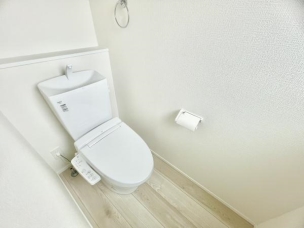 ■■Toilet■■
清潔な空間を保ちたいトイレはオフホワイトでまとめました。毎日使う場所だからこそお手入れも楽々にできる機能が搭載されております。汚れが付着しにくい便器はお掃除も楽々です。 トイレ