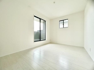 ■■居室■■
各居室ごとにデザイン性のある窓を配置しました。壁面にはデスクやベット等の家具を置きやすいように高さや位置にも配慮しました。自分だけのお気に入りの空間を是非ご体感下さい。 洋室