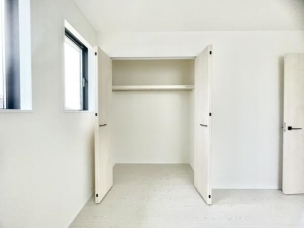 ■■closet■■
クローゼットはスーツ類から丈の長いコート類まで何でも収納できる便利なスペースです。衣装ケースと併用することでセーター類なども収納でき自分だけのスペースにカスタマイズできます。 収納