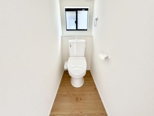 ■■Toilet■■
清潔な空間を保ちたいトイレはオフホワイトでまとめました。毎日使う場所だからこそお手入れも楽々にできる機能が搭載されております。汚れが付着しにくい便器はお掃除も楽々です。 トイレ