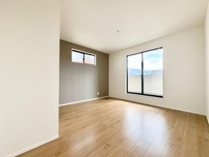 ■■メインベッドルーム■■プライベートを保ちながらもバランスよく配置された窓から緩やかな陽が射し込み、広い空間を光が満たしていきます。
※現地写真の家具などを、一部加工除去しています。 寝室