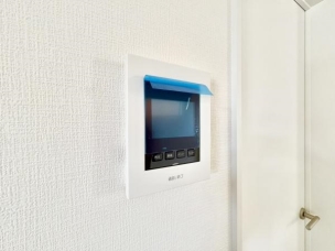 ■■カラーTVモニターホン■■外出中も来訪者をカラー画面と音声でしっかり録画します。在宅時にも鮮明なモニターでしっかり相手を確認できます!防犯のスタート、安心の一歩は玄関からですね。 その他内観