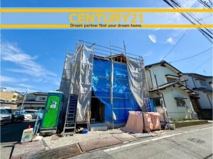 ■■駐車場■■
ファミリーカーの需要が多い中、駐車場も確保いたしました。マンションとは違う敷地内駐車。ご主人様のお車のお手入れにも気合が入りますね。 駐車場
