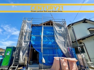 ■現地写真■
閑静な住宅街に誕生した新築戸建て!
落ち着いた住環境で、子育て世帯にも安心。静かで長く安心して暮らしやすい住環境です。 篠栗町中央5丁目4期 全1棟 外観