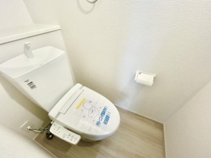 ■■Toilet■■
清潔な空間を保ちたいトイレはオフホワイトでまとめました。毎日使う場所だからこそお手入れも楽々にできる機能が搭載されております。汚れが付着しにくい便器はお掃除も楽々です。 トイレ