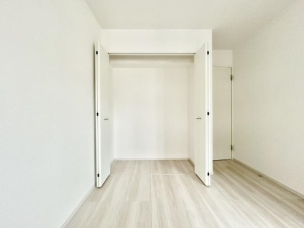 ■■closet■■
クローゼットはスーツ類から丈の長いコート類まで何でも収納できる便利なスペースです。衣装ケースと併用することでセーター類なども収納でき自分だけのスペースにカスタマイズできます。 収納