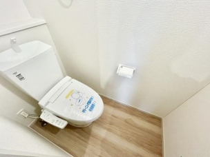 ■■Toilet■■
清潔な空間を保ちたいトイレはオフホワイトでまとめました。毎日使う場所だからこそお手入れも楽々にできる機能が搭載されております。汚れが付着しにくい便器はお掃除も楽々です。 トイレ